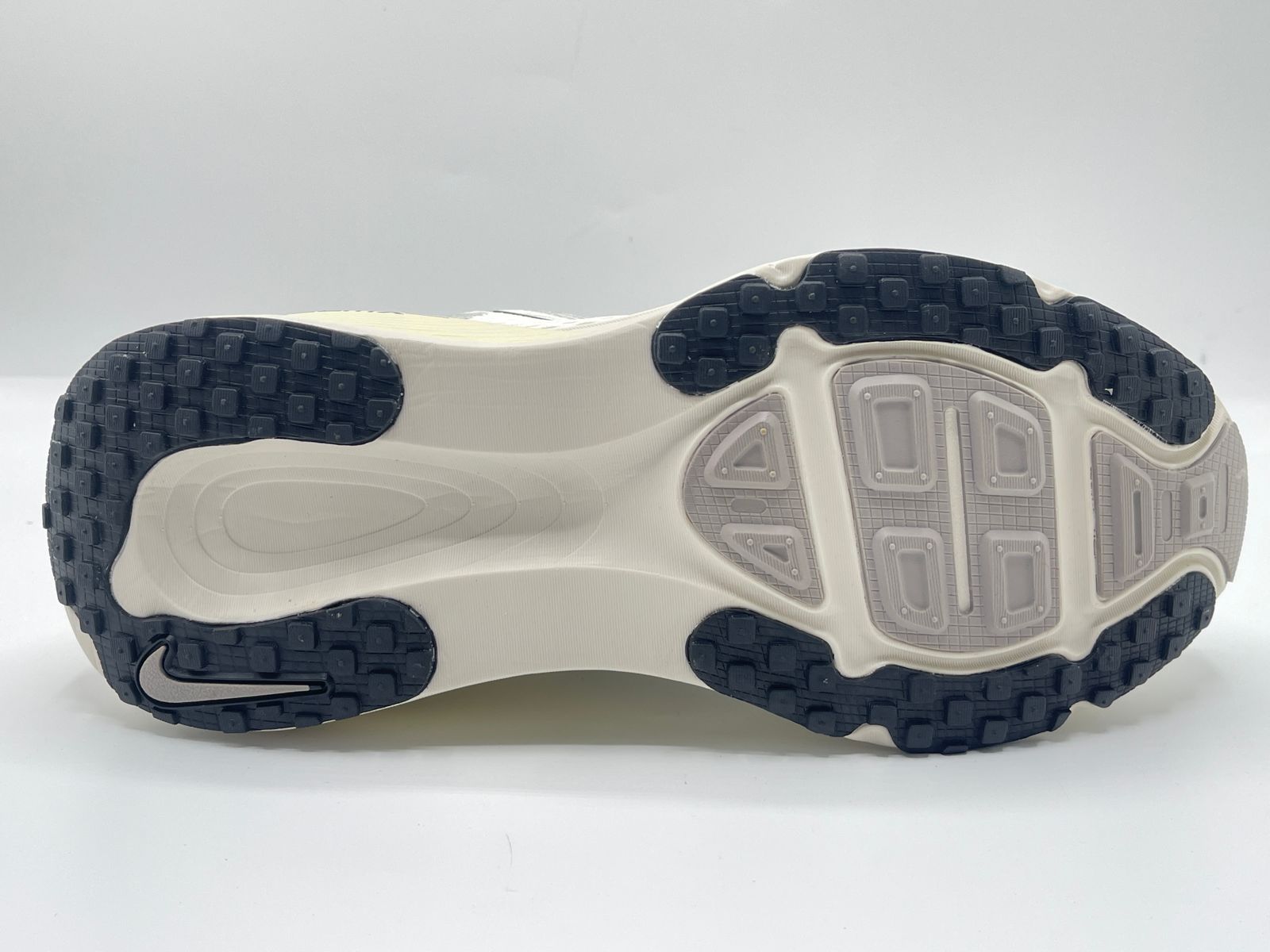 NIKE VOMERO 18 brand leftover
