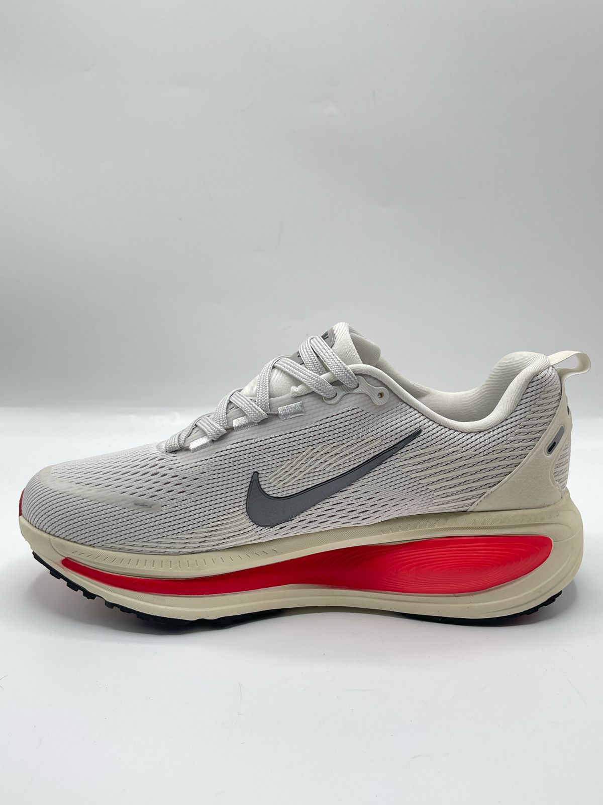 NIKE VOMERO 18 brand leftover