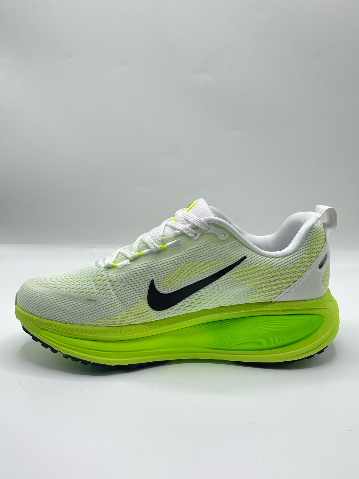 NIKE VOMERO 18 brand leftover